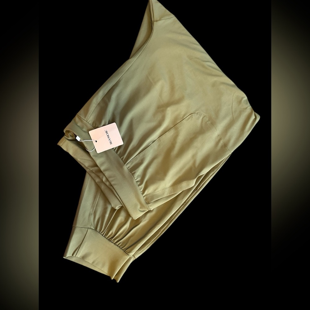NWT Size 22/24 BloomChic Green Relaxed Fit Pants